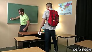 Peludas profesora se folla a su estudiante gay