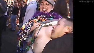 Mardi Gras sexy nipple lamer en lindas muchacha