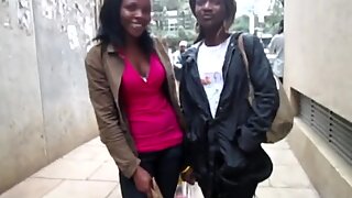 Afričanky amatérske lesbičky robia out in kúpeľna
