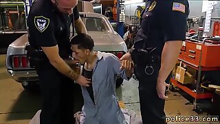 Rapaz e policial vídeo pornô gay sexy nu são penetrados pela polícia