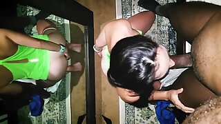 Cuecas da jovem mãe asiática puxadas de lado para big pixa